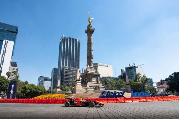 Pérez a fait le show à Mexico devant 130 000 spectateurs