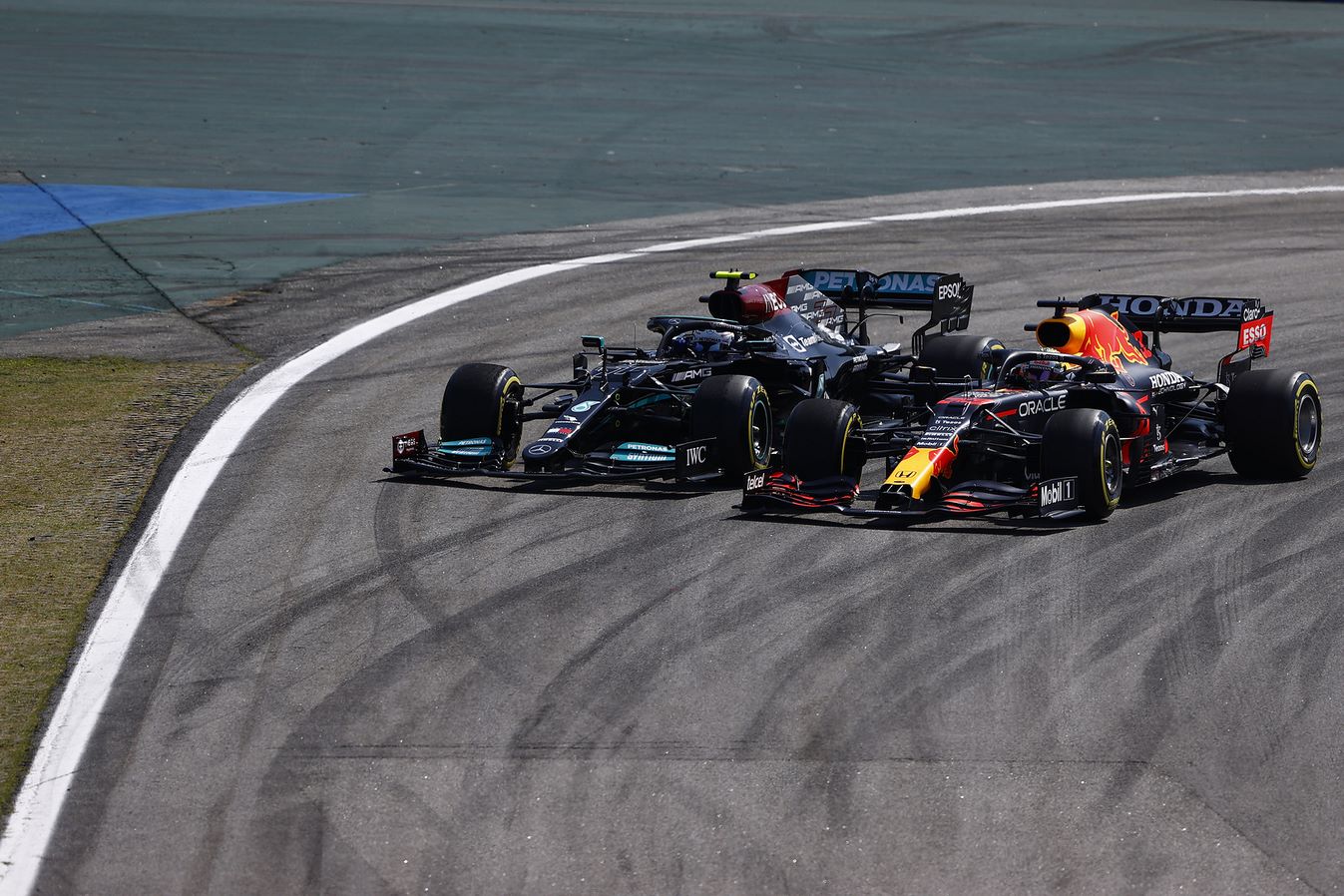 Lewis Hamilton et Max Verstappen lors du Grand Prix du Bresil 2021