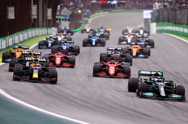 Red Bull suspecte un aileron trop flexible chez Mercedes