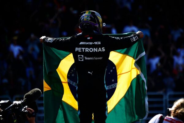 Amende de 5 000 € pour Hamilton pour son harnais desserré