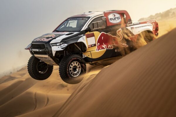 Toyota dévoile son nouveau pick-up pour le Dakar 2022