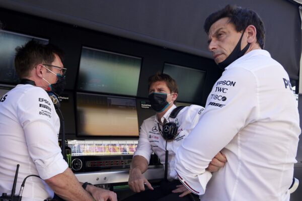 Wolff dans le doute, espère que Lewis Hamilton continuera en F1