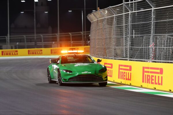Caméra embarquée du circuit de Jeddah à bord du Safety Car