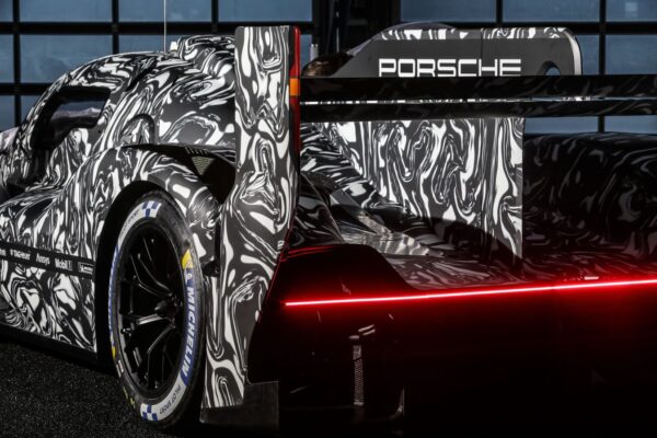 Porsche dévoile une esquisse de sa LMDh et deux pilotes d'usine