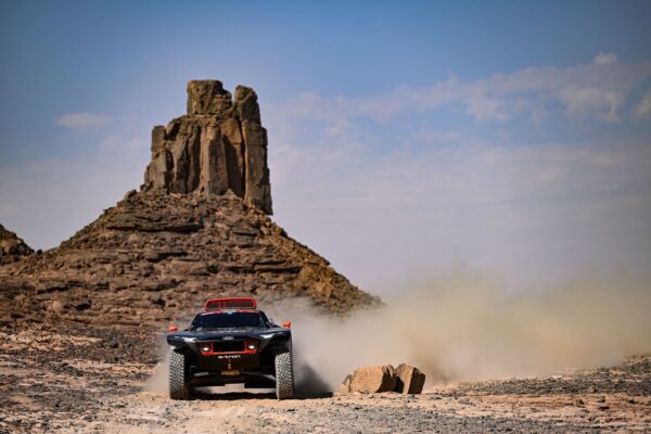 Dakar 2022 : deux pilotes Audi pénalisés pour excès de puissance