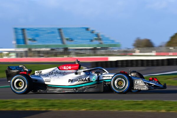 Mercedes a pris la piste à Silverstone avec la W13