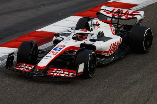 Bahreïn 2 : Magnussen le plus rapide du jour, seul en piste !