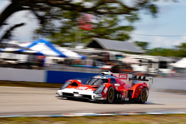 1000 Miles of Sebring, EL1 : Dumas et Glickenhaus en tête