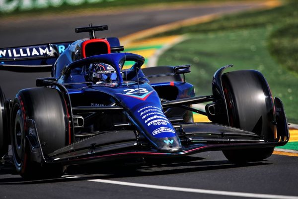 Albon disqualifié pour quantité d'essence insuffisante