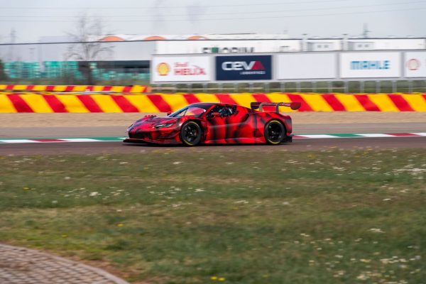 La Ferrari 296 GT3 prend la piste à Fiorano