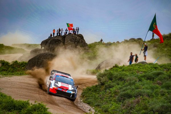 Rallye du Portugal, J2 mi-journée : Evans mène un triplé Toyota