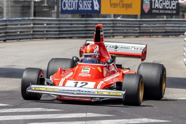 En caméra embarquée avec Leclerc à bord de la Ferrari de Lauda