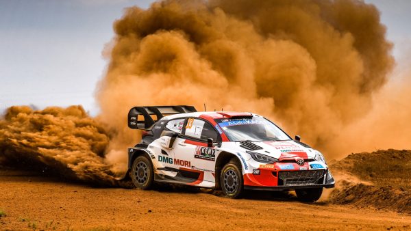 Kenya, J1 mi-journée : Evans leader, abandon pour Loeb !