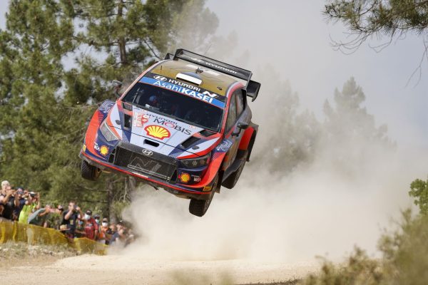 Sardaigne, J1 mi-journée : Tänak leader, Evans abandonne, Neuville dépité