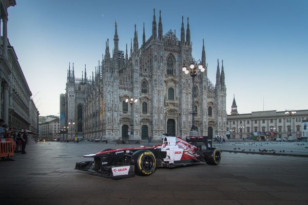Bottas dans les rues de Milan pour les 112 ans d'Alfa Romeo