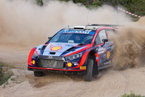 Sardaigne, J2 mi-journée : Tänak contrôle, Neuville out