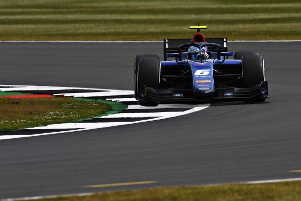 Logan Sargeant réalise la pole position à Silverstone en FIA F2