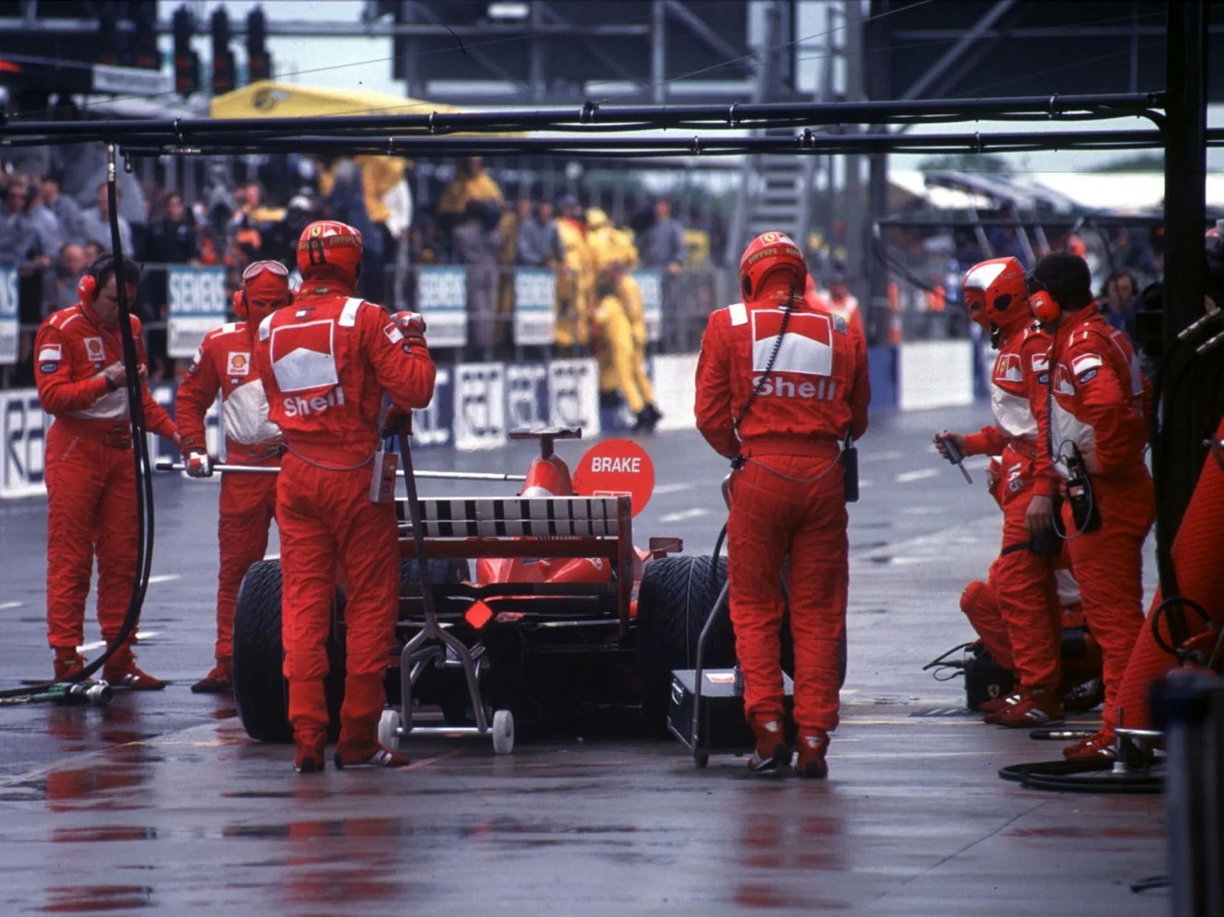 Michael Schumacher qui purge sa pénalité dans le dernier tour du Grand Prix de Grande-Bretagne 1998