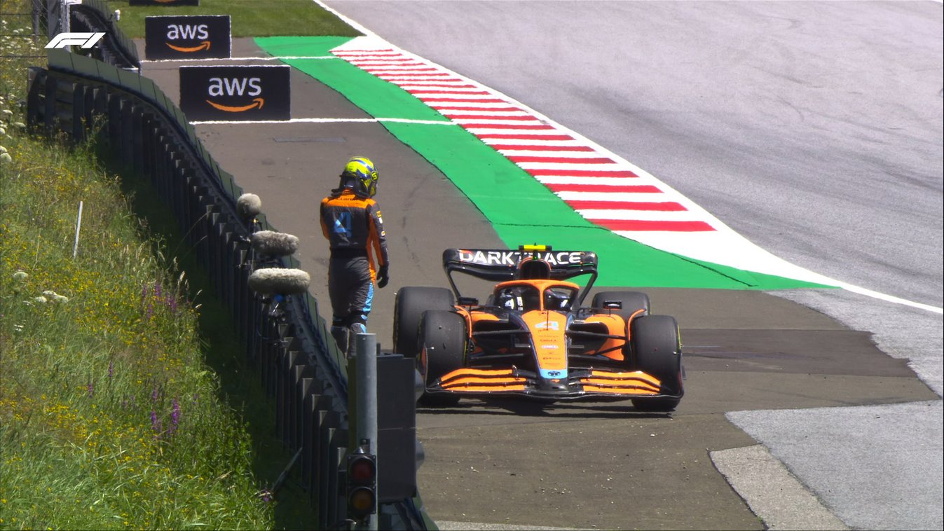 Lando Norris à pied après le souci technique de sa McLaren lors des EL1 au Red Bull Ring pour le Grand Prix d'Autriche 2022