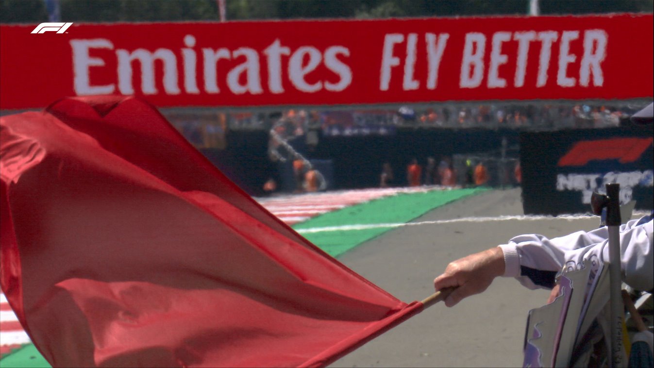 Drapeau Rouge déployé pendant les EL1 au Red Bull Ring au Grand Prix d'Autriche