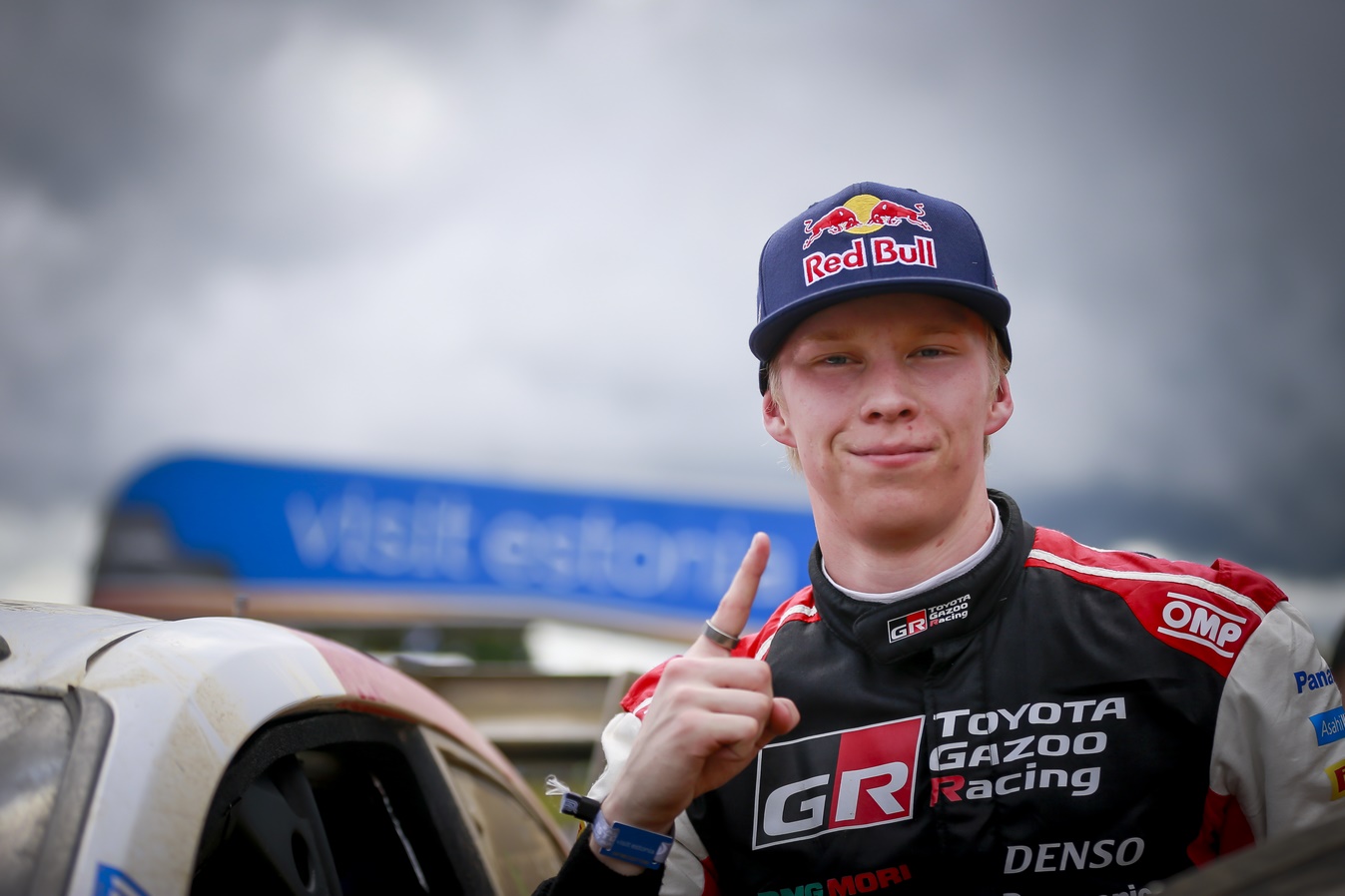 Kalle Rovanperä sortant de sa Toyota au Rallye d'Estonie 2022
