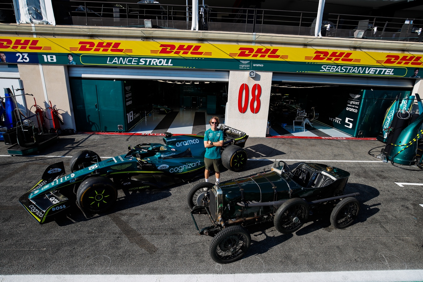 Vettel prenant la pause côté de l'Aston Martin AMR22 et la TT1 'Green Pea' au Grand Prix de France 2022