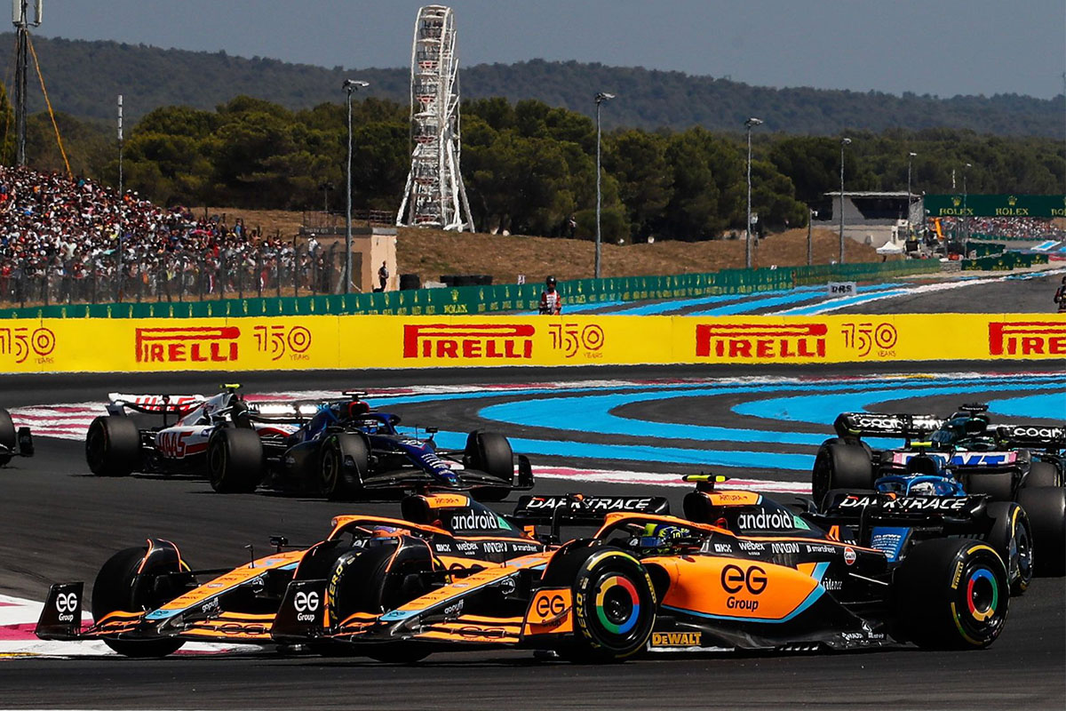 Les McLaren à la lutte dans le peloton au Grand Prix de France 2022