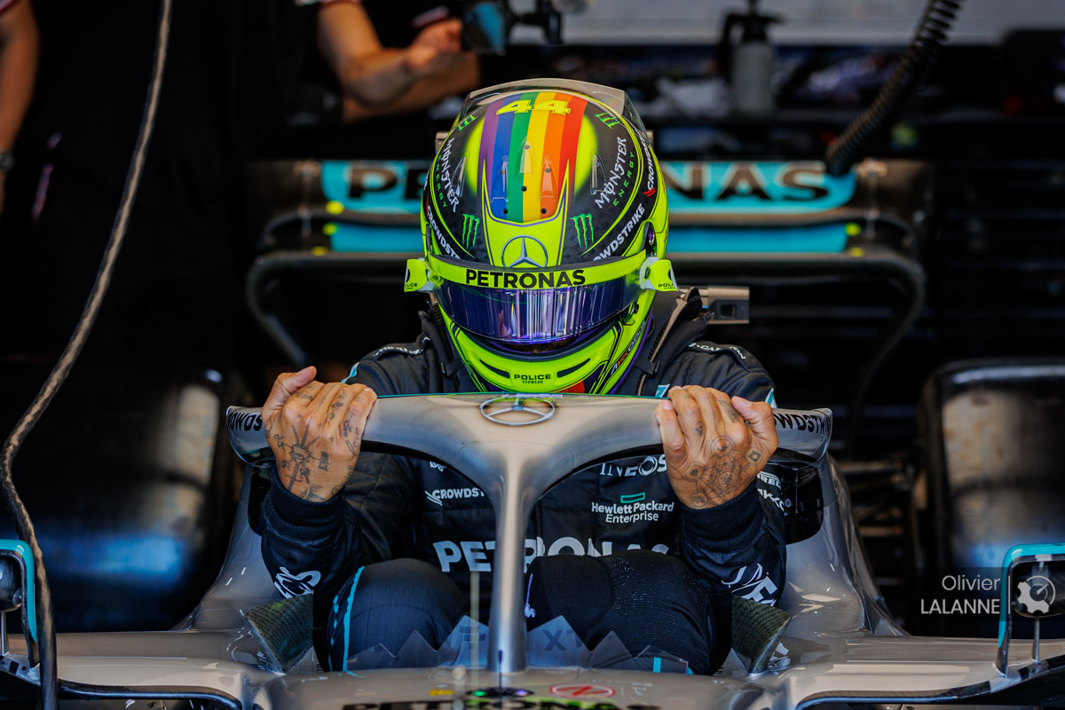 Lewis Hamilton s'installant dans sa Mercedes W13 au Grand Prix de France 2022