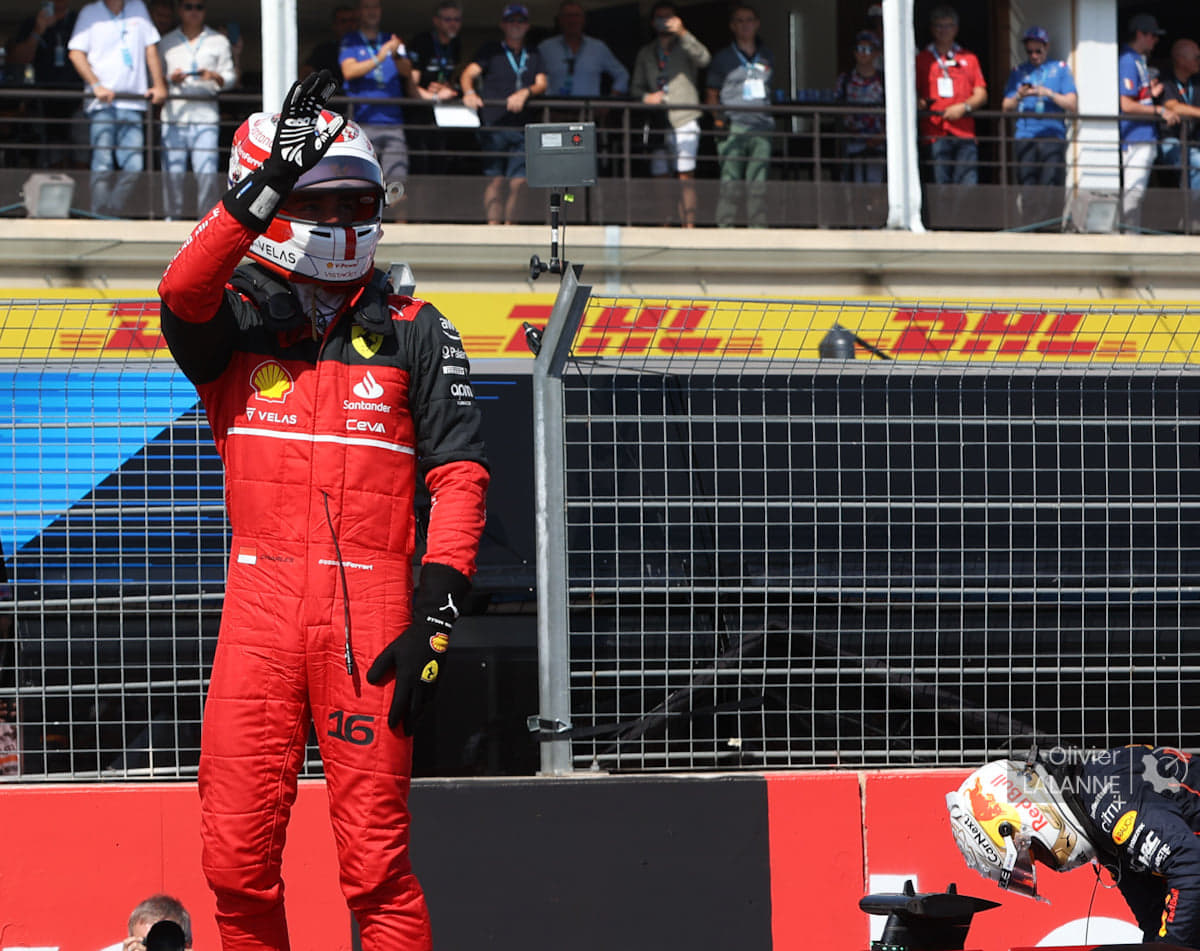 Charles Leclerc debout sur sa monoplace après avoir décroché la pole position au Grand Prix de France 2022