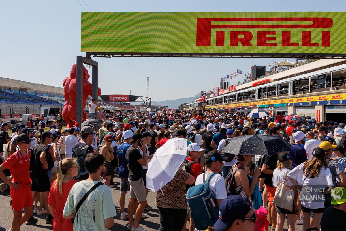 Les fans dans la pit-lane ouverte pour les dédicaces au Grand Prix de France 2022