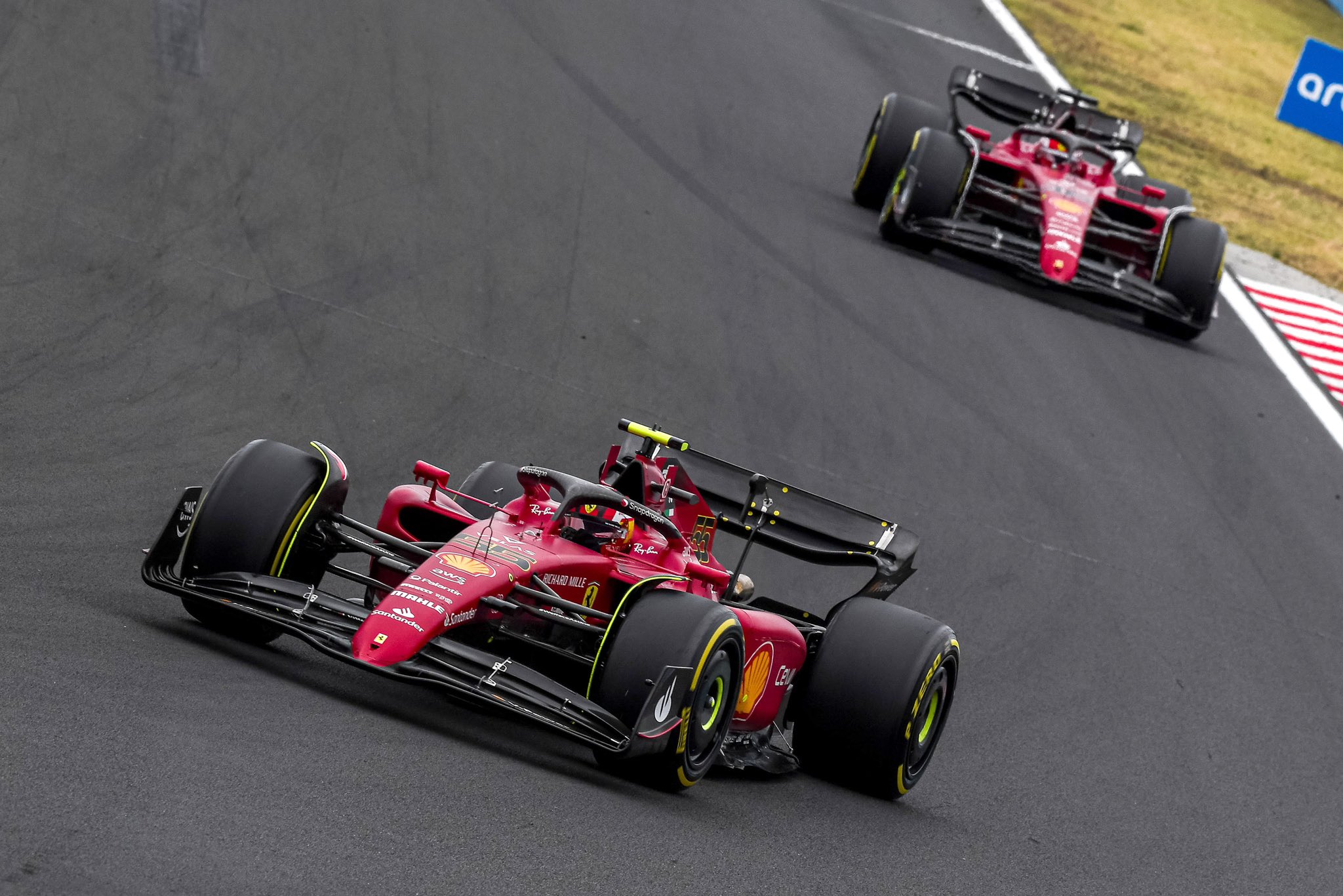 Les deux Ferrari, Sainz et Leclerc, lors des premiers tours au Grand Prix de Hongrie 2022
