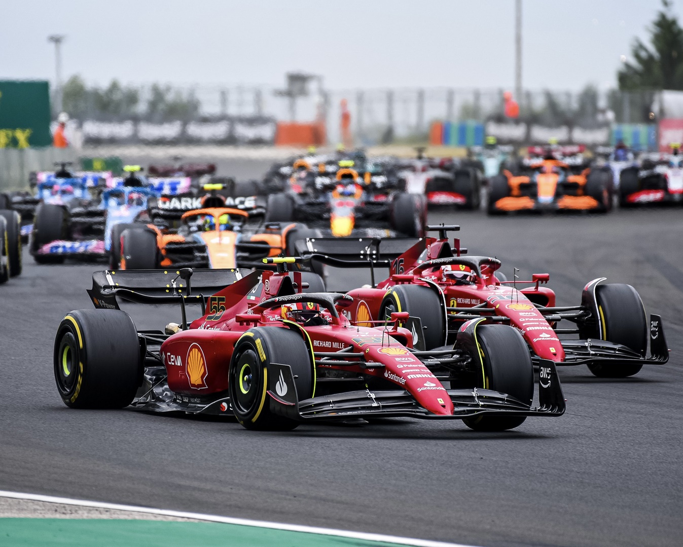 Les deux Ferrari lors du Grand Prix de Hongrie 2022