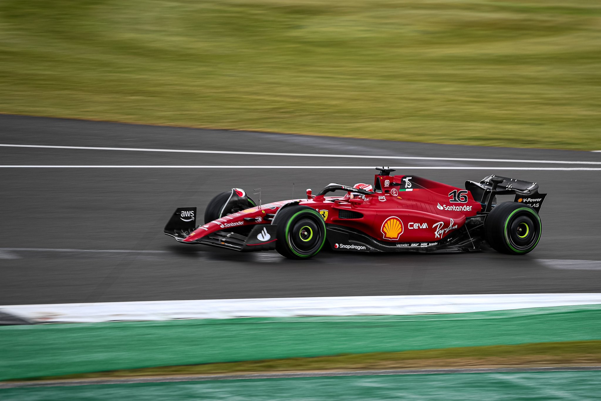 Charles Leclerc en piste mouillée avec les pneus intermédiaires à Silverstone