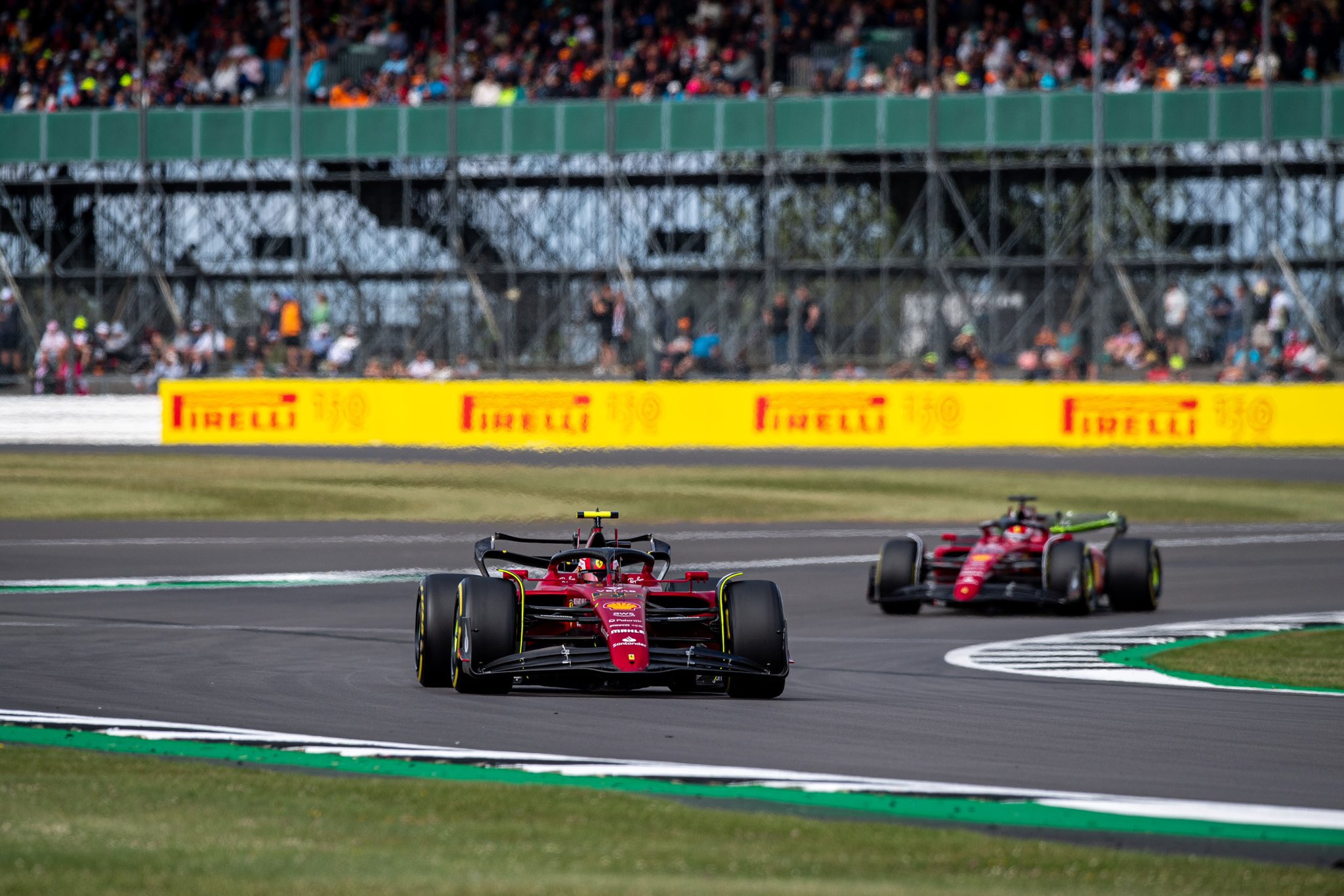 Les deux monoplaces Ferrari à Silverstone dans l'enchaînement Maggots