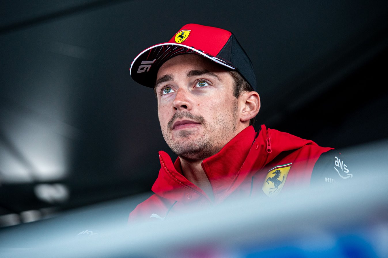 Charles Leclerc dans le paddock de Silverstone