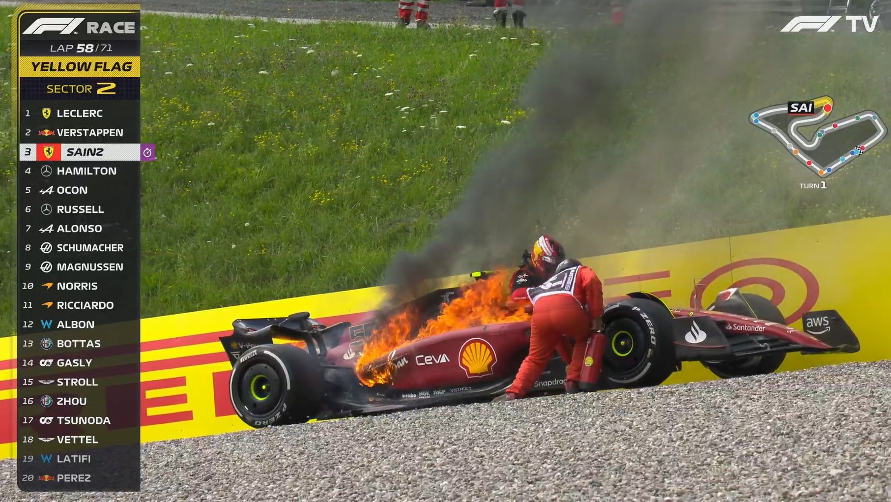 Carlos Sainz en feu dans sa Ferrari alors qu'il vient d'abandonner au Grand Prix d'Autriche 2022