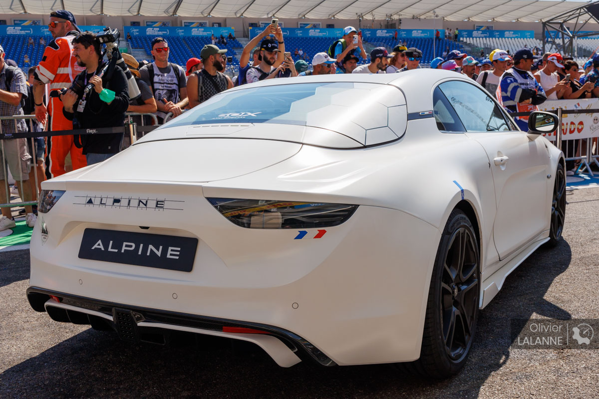 Nouvelle Alpine A110 E-terinté exposée dans la pit-lance lors du Grand Prix de France 2022