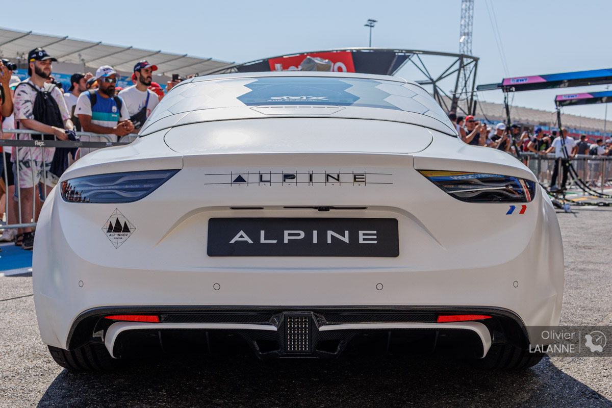 Nouvelle Alpine A110 E-terinté exposée dans la pit-lance lors du Grand Prix de France 2022