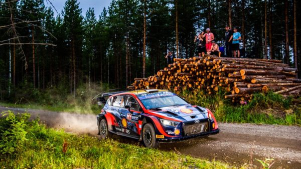 Finlande J2, mi-journée : Tänak mène, Rovanperä revient fort