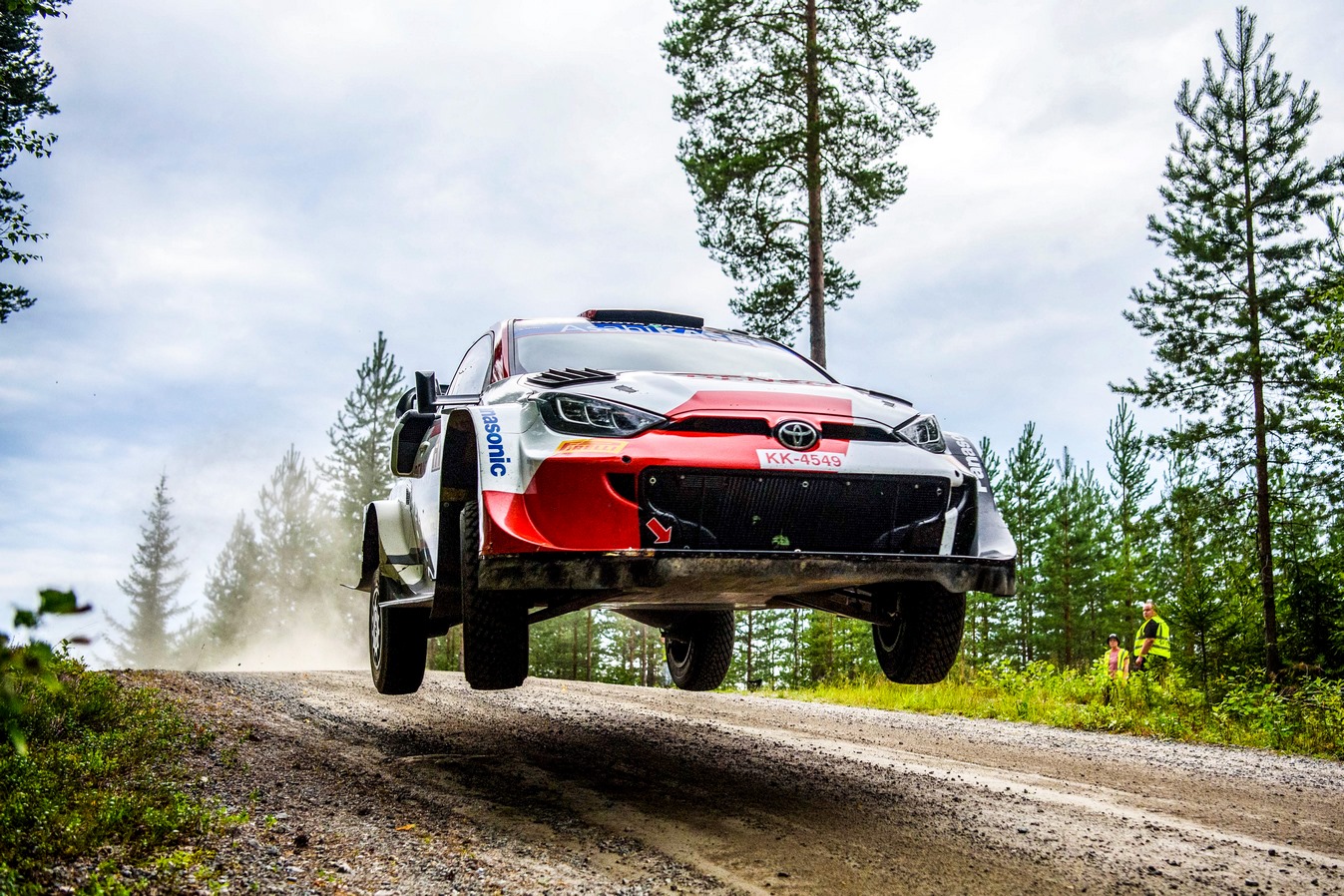 Kalle Rovanperä lors d'un saut du Rallye de Finlande 2022