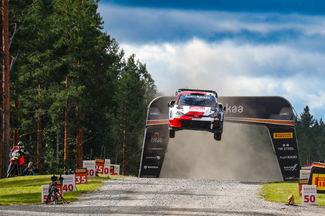 Un saut impressionnant de Takamoto Katsuta lors du Rallye de Finlande 2022