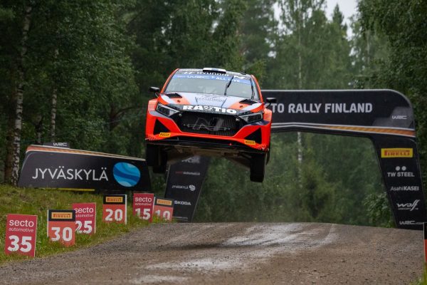 Suninen vainqueur en Finlande en WRC2, disqualifié pour 500 gr