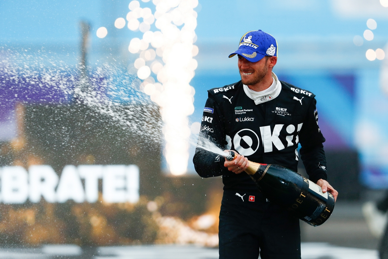 Edoardo Mortara sabre le champagne après sa victoire à l'E-Prix de Séoul 2