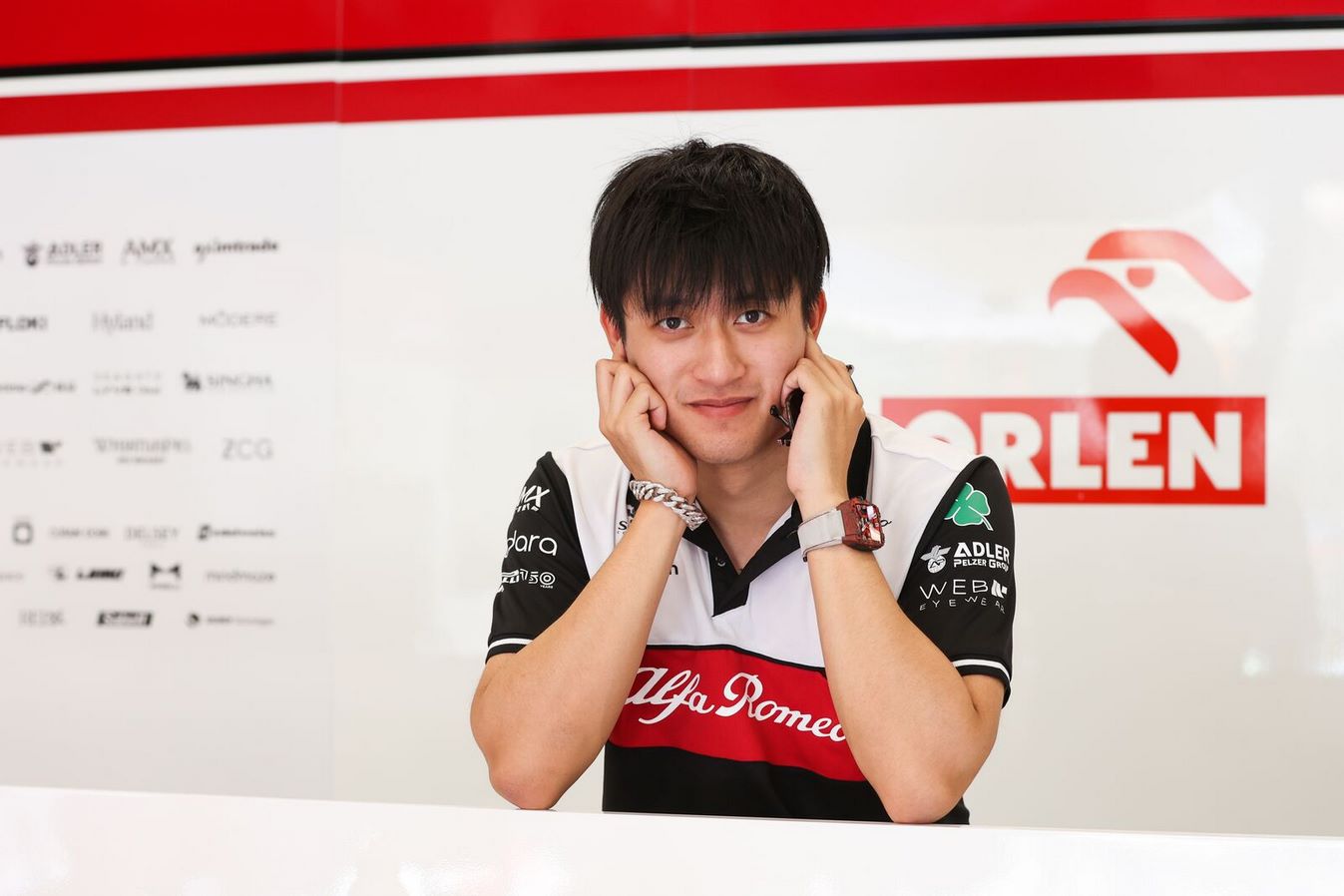 Zhou Guanyu dans les box Alfa Romeo au Grand Prix de Belgique 2022