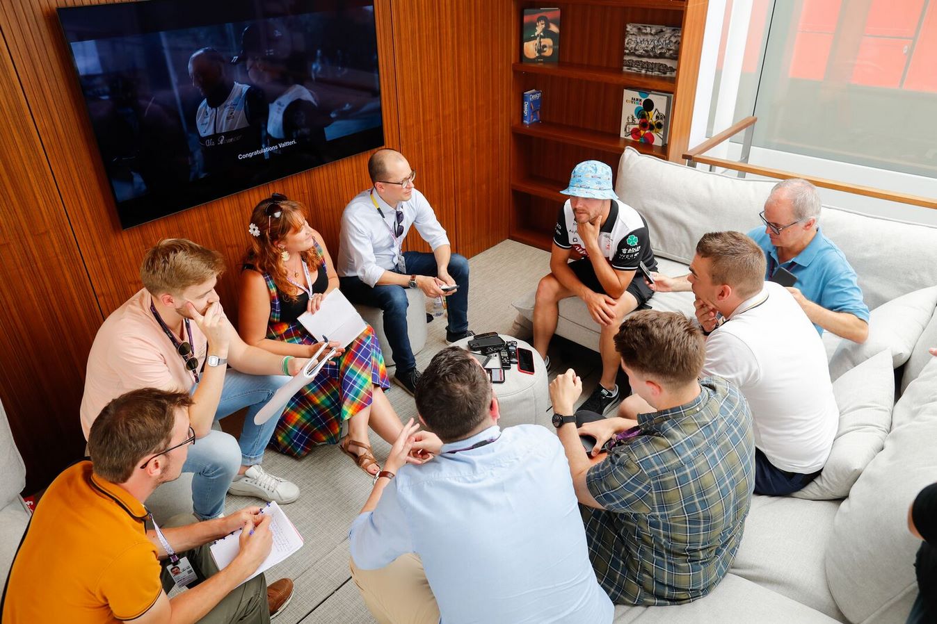 Valtteri Bottas face aux journalistes dans les hospitalités Alfa Romeo au Grand Prix de Belgique 2022