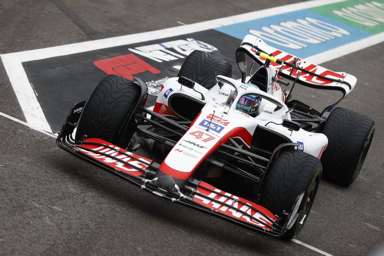 Mick Schumacher avec les pneus pluie prenant la piste en fin des EL1 au Grand Prix de Belgique 2022