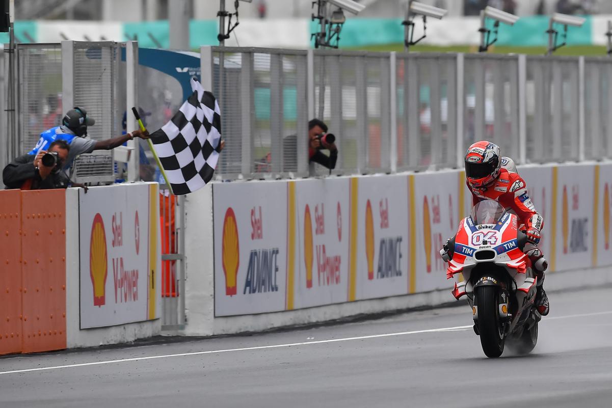 Andrea Dovizioso passe le drapeau à damiers vainqueur du Grand Prix de Malaisie 2016 MotoGP