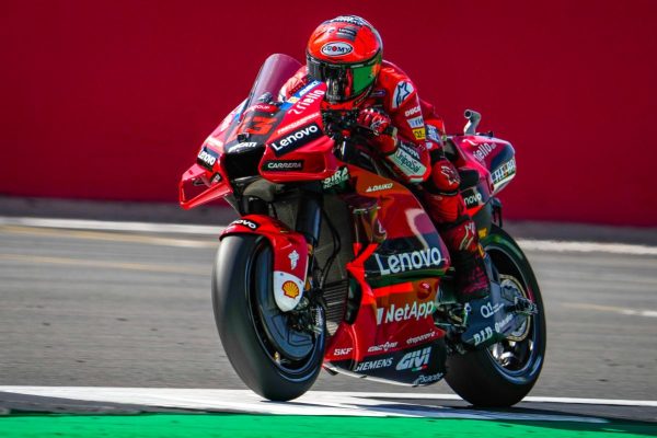 GP de Grande-Bretagne 2022 : Francesco Bagnaia gagne, Johann Zarco chute