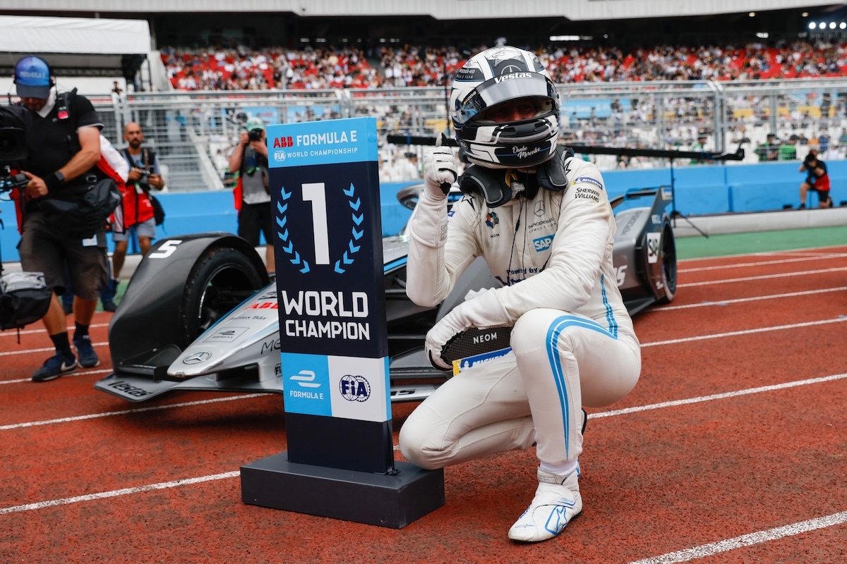 Stoffel Vandoorne pilote Mercedes Formule E devant le panneau de Champion du Monde à Seoul, en Coree du Sud