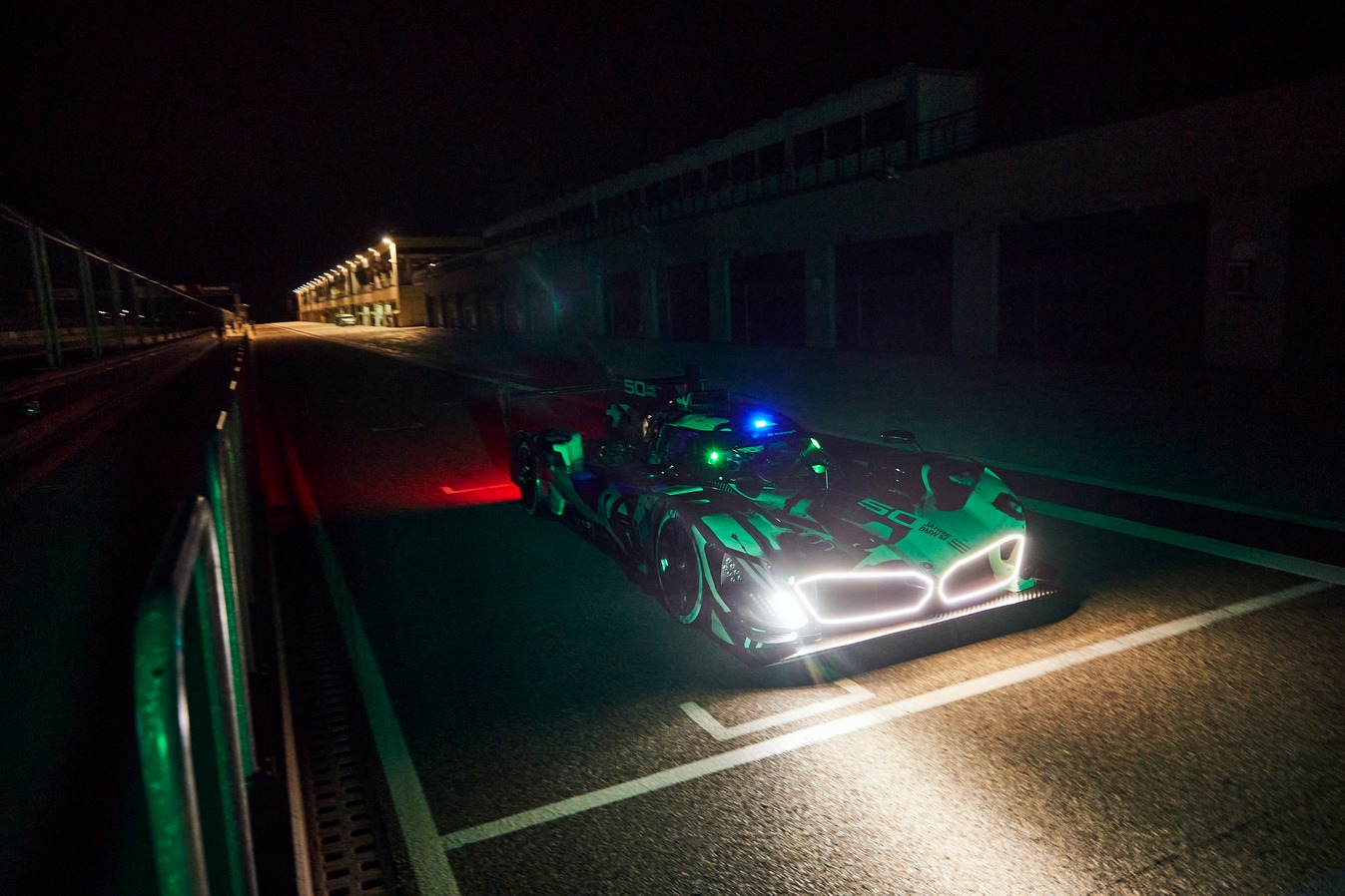 Le prototype LMDh BMW M Hybrid V8 en test en piste de nuit